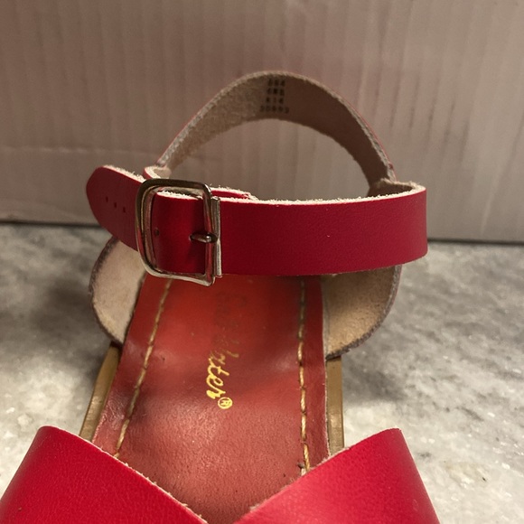Red salt water sandals only worn a couple times Men’s size 6 Women’s size 8 - Picture 6 of 8